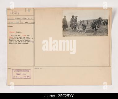 Un peloton de cent soixante-cinquième division d'infanterie, quarante-deuxième division, est vu à Chanoy, France, le 8 février 1918, tirant des 1 livres en position de tir. Le major Reitzel et des officiers français sont présents en tant qu'instructeurs. Photographié par le signal corps, États-Unis La photo a été censurée et publiée le 14 mars 1913 par le Wak College Division Laboratory avec des notes numérotées 606360. Banque D'Images