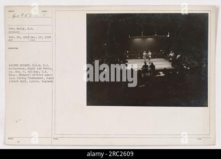 Le VP Kelly a capturé une photo du match de boxe poids-lourds entre E.J. Swinnerton de la Royal Air Force and Sea. C. Delaney de l'US Navy. Le match faisait partie du British-American Boxing Tournament qui s'est tenu au Royal Albert Hall de Londres, en Angleterre. Banque D'Images