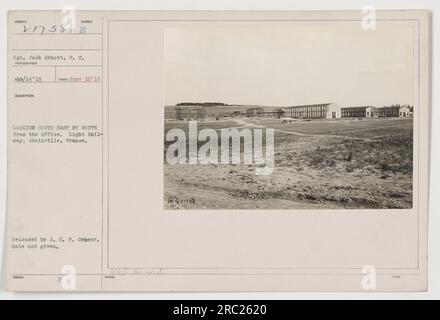 Le personnel militaire américain, en particulier le sergent Jack Abbott du signal corps, surplombe une scène à Abainville, en France. La photographie, numéro E dans la série 21758, a été prise le 12 juin 1918, regardant vers le sud-est par le sud depuis un bureau. Il a été publié par le censeur de l'A.E.P. Des informations supplémentaires peuvent être trouvées sous la photo numéro 21752. Banque D'Images