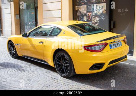Bordeaux , France - 06 27 2023 : Maserati GranTurismo Trofeo voiture jaune signe trident logo texte de marque italienne sport stationné en ville Banque D'Images