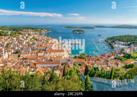 Vue à angle élevé de la ville touristique populaire et de l'île de Hvar, Croatie, vue depuis le mur de pierre de colline de sa forteresse espagnole du 13e siècle. Banque D'Images