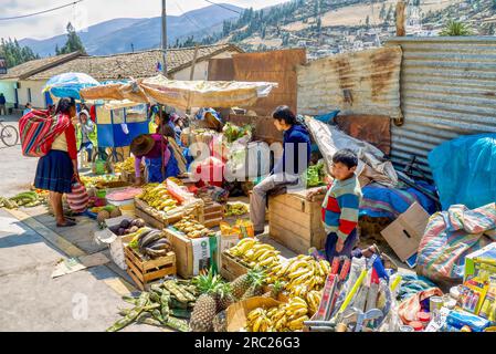 Paucartambo, Pérou - 4 septembre 2011. Un petit marché de rue local, vendant des produits frais et des articles ménagers dans la région rurale de Cusco. Banque D'Images