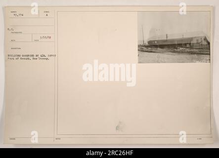 Les bâtiments du port de Newark, dans le New Jersey, sont occupés par le département Q.M. La photographie a été prise le 27 mars 1919 et porte le symbole S.C. Photographe Reco. Code de l'image : SUMBER 53,774. Cette légende fournit des informations factuelles sur l'image et son contexte. Banque D'Images