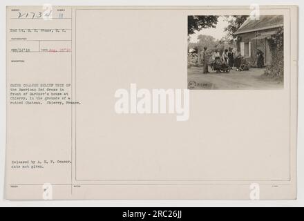 Des membres de l'unité de secours du Smith College, une branche de la Croix-Rouge américaine, posent devant la maison de Gardner à Chierry, en France. La photo, prise le 25 août 1918, montre l'unité dans le parc d'un château en ruine. Cette image a été publiée par le censeur de l'A.E.F. mais la date exacte est inconnue. Banque D'Images