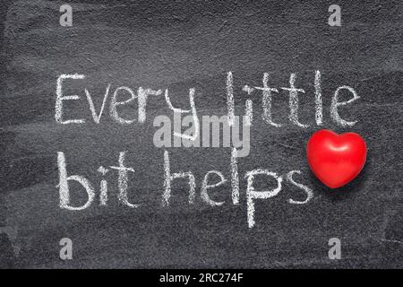 chaque petit peu aide proverbe écrit sur le tableau avec le symbole de coeur rouge Banque D'Images