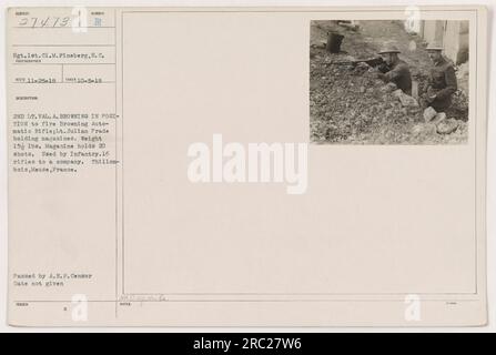 Le sergent de 1e classe M. Fineberg du S.C. est représenté sur la photographie, prise le 5 octobre 1918, pendant la première Guerre mondiale L'image montre le 2e lieutenant Val A. Browning en position de tirer le fusil automatique Browning tandis que le lieutenant Julian Prade tient des magazines. Le fusil pèse 15 lbs et le chargeur contient 201 coups. Il était utilisé par l'infanterie et il y avait 16 fusils par compagnie. L'emplacement est à Thillombois, Meuse, France. La photographie a été approuvée par l'A.E.F. Censurer, mais la date précise est inconnue. Banque D'Images