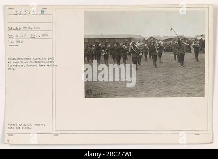 Membres de la bande E 804th Stevedore Battalion au camp no 4 à St-Nazaire, France. La photographie a été prise entre le 1 novembre et le 2 décembre 1918. La bande faisait partie de la section de base Mo. 1 et comprenait un total de 2,8395 personnes. L'image a été approuvée par le censeur de l'A.E.P. Banque D'Images