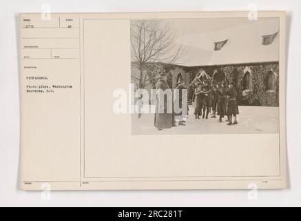 Soldats à Washington Barracks, DC participant à une pièce de propagande photo pendant la première Guerre mondiale. La photo capture les soldats engagés dans des activités théâtrales dans le but de remonter le moral et de diffuser des messages pro-guerre. Le photographe Reed a capturé cette image dans le cadre d'une série présentant les activités militaires américaines. Banque D'Images