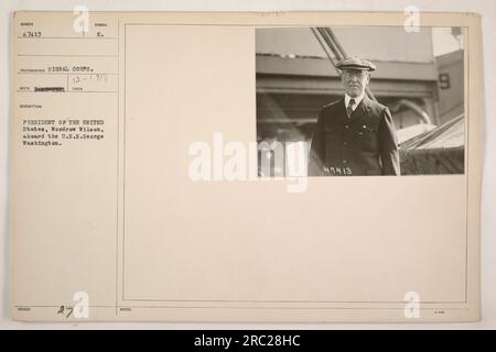 Le président Woodrow Wilson rend visite à des marins à bord de l'U.S.S. George Washington pendant la première Guerre mondiale. Woodrow Wilson a été le 28e président des États-Unis à partir de 1913-1921 et a joué un rôle clé dans l'implication de la nation dans la guerre. Banque D'Images