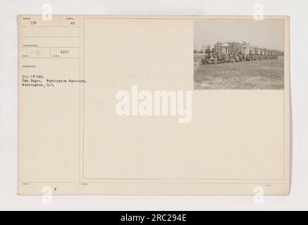 Une photographie représentant Washington Barracks, D.C. pendant la première Guerre mondiale. L'image montre des membres du 6th Engineers participant à une compétition de remorqueur de guerre tenue en 1917. Banque D'Images