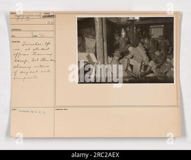 Vue intérieure d'un pieu au camp d'entraînement des officiers étudiants à fort Sheridan. La photographie capture la vie dans les tranchées pendant la première Guerre mondiale L'image montre les occupants du pirogue et donne un aperçu des conditions de vie auxquelles sont confrontés les stagiaires dans le camp. Banque D'Images