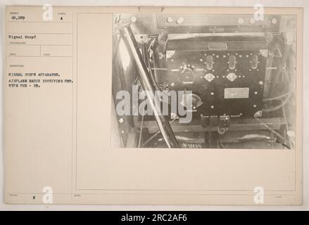 Appareil de signal corps montrant un récepteur radio d'avion. Le type est SCR-59 et il a le numéro de série 48,289. La photographie a été prise par un photographe de signal corps et fait partie de la documentation officielle. Il représente l'équipement utilisé pendant la première Guerre mondiale par le signal corps pour la communication radio dans les avions. Banque D'Images