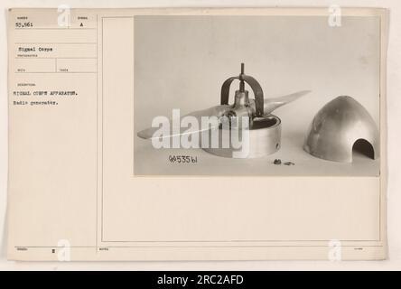 Image d'un appareil de signal corps, plus précisément un générateur radio numéroté 53 561. La photographie est prise par le photographe de signal corps et représente l'équipement utilisé par l'armée pendant la première Guerre mondiale. L'appareil porte le symbole 'H' et la description mentionne des notes de 90535bl. Banque D'Images