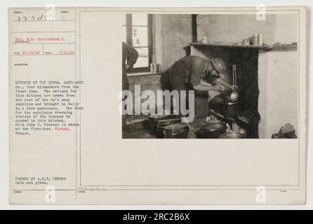 Des soldats de la 308e Ambulance Co. À Blanzy, en France, posent dans leur cuisine. La cuisine est située à quatre kilomètres de la ligne de front et reçoit des rations provenant des fournitures de l'entreprise, qui sont apportées quotidiennement à l'aide d'une ambulance Ford. Cuisinier John J. Fischer peut être vu à la cheminée. Cette photographie a été prise le 11 septembre 1918 et reçue par le photographe le 18 octobre 1918. Il a été approuvé par le censeur de l'A.E.F. bien que la date exacte de l'approbation soit inconnue. Banque D'Images