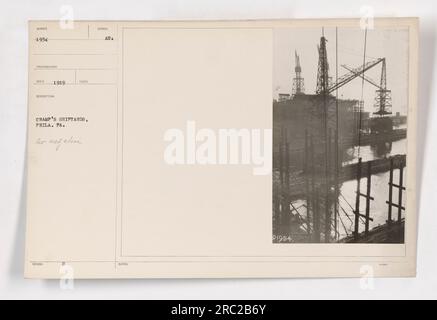 Les travailleurs de Cramp's Shipyards à Philadelphie, Pennsylvanie, se sont engagés dans des activités de construction navale en 1934. La photographie, prise par le photographe Ned en 1919, capture la scène de l'activité animée au chantier naval. L'image fait partie d'une collection documentant les activités militaires américaines pendant la première Guerre mondiale Banque D'Images