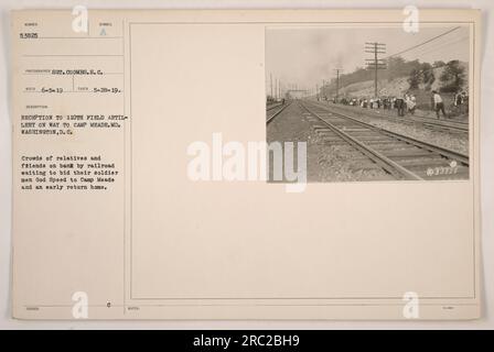 Parents et amis se rassemblent sur une banque près du chemin de fer à Washington, DC, en attendant le départ du 110th Field Artillery pour Camp Meade, Maryland. La foule sort pour offrir à leurs proches la vitesse de Dieu et espère un retour sûr à la maison. Banque D'Images