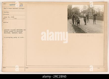 Les étudiants du Collège Amherst qui suivent une formation militaire participent à un exercice d'arpentage. Cette photographie a été prise le 22 juillet 1918 au Amherst College, Amherst, Massachusetts. Il a été capturé par le photographe Gordon et est destiné à un usage officiel seulement. Banque D'Images