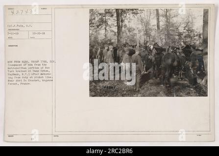 Groupe de soldats des troupes du HQRS, 77e division, revenant du service de piquetage près de l'abri du crochet, forêt d'Argonne, France. Les soldats étaient composés d'hommes de la région métropolitaine de New York qui se sont entraînés au Camp Upton, Yaphank, NY. Prise par le caporal K. Polk le 12 mars 1919. Photo reçue le 20 octobre 1918. Banque D'Images