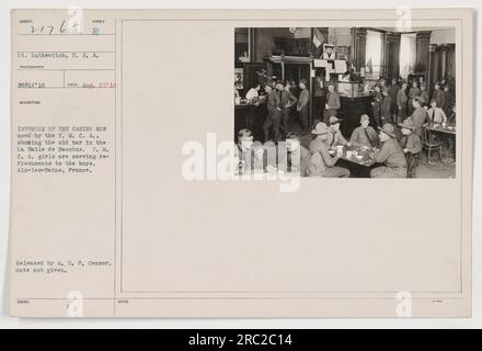 Intérieur du Casino, aujourd'hui utilisé par la Y.M.C.A., à Aix-les-bains, France. La photo montre le vieux bar de la salle de Bacchus, tandis que les filles de Y.M.C.A. servent des rafraîchissements aux garçons. Prise par le lieutenant Luthewitch, U.S.A.R. 14, le 27 août 1918. Publié par A.E.P. Censor. Banque D'Images