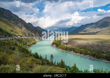 Vue sur la rivière Katun et les montagnes de l'Altaï. République de l'Altaï, Sibérie, Russie Banque D'Images