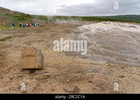 Islande - 06.30.2023 : touristes au Grand Geysir en Islande Banque D'Images
