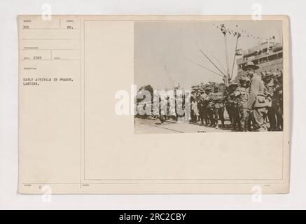 Soldats américains arrivant en France pendant la première Guerre mondiale. La photographie capture la scène de soldats débarquant d'un bateau sur les côtes françaises. Cette image montre les premières étapes du déploiement militaire américain dans l'effort de guerre. Banque D'Images