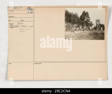 Les troupes américaines utilisent une tour d'observation sur le terrain pendant la première Guerre mondiale La tour, accompagnée de soldats du Quarter-master corps, offre un point de vue avantageux pour surveiller les environs. La photo d'identité 111-SC-3166, prise par un photographe inconnu, a été émise par le laboratoire de l'armée américaine avec la description et les notes fournies. Banque D'Images