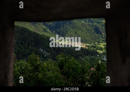 Vue par une fenêtre à Gruyères, Fribourg Banque D'Images