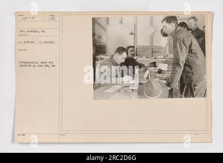 Test psychologique effectué sur une recrue au Camp Lee, va pendant la première Guerre mondiale Les tests visaient à évaluer les capacités psychologiques et les aptitudes des soldats potentiels. Cette photo a été prise par le sergent Marshall en novembre 1917 dans le cadre du processus d'examen des nouvelles recrues. Banque D'Images