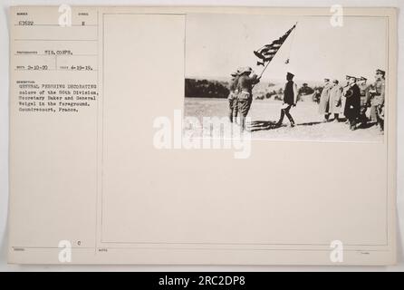 Le général Pershing assiste à la cérémonie pour décorer les couleurs de la 88e Division. Le Secrétaire Baker et le général Weigel sont présents au premier plan. L'emplacement est Gondrecourt, France. Photographie prise le 19 avril 1919 par un photographe officiel du signal corps. Le numéro de recalage d'images est 67622. Légende émise avec notes le 10 février 1920. Banque D'Images