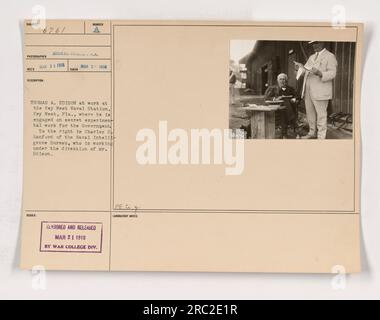 Thomas Edison au travail à la base navale de Key West en Floride, engagé dans un travail expérimental secret pour le gouvernement. On voit à côté de lui Charles B. Hanford du Naval Intelligence Bureau, travaillant sous la direction d'Edison. La photo a été prise le 7 mars 1918, et a été censurée et publiée le 21 mars 1918 par la Division War College. Banque D'Images