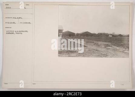 'L'entrepôt de la Division Q.M. à Fontaine, France. Cette photo, archivée sous le numéro 67677 avec un symbole de description, a été prise le 21 mars 1919 et reçue par le signal corps le 10 février 1920. L'image montre des soldats qui distribuent des fournitures à l'entrepôt de la Division Q.M. à Pontaine, en France. Remarque.' Banque D'Images