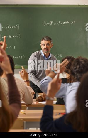 Professeur de mathématiques donnant des leçons. Salle de classe avec les élèves. Éducation scolaire Banque D'Images