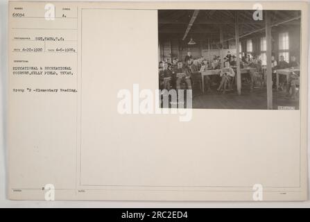 Soldats américains participant à des cours éducatifs et récréatifs au Camp Travis au Texas pendant la première Guerre mondiale. Ce groupe particulier se concentre sur la lecture élémentaire. La photographie a été prise le 6 avril 1920 par le sergent S.C. Saum. Il fait partie des documents officiels publiés par l'armée américaine (Notes 9068094). Banque D'Images