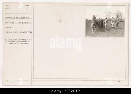 Le major général O'Ryan et le major général Barry épinglent des médailles sur des hommes décorés lors du Welcome Home Parade à New York. Photographie prise par Lt. Geo. H. Lyon le 23 mars 1919. Banque D'Images