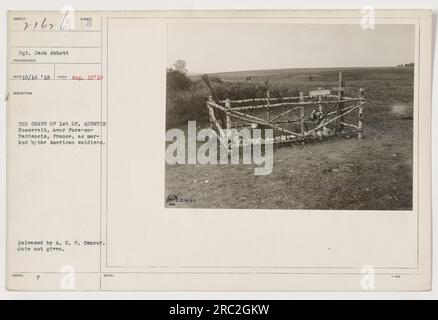 Le sergent Jack Abbott a capturé cette image le 15 août 1918. Il montre la tombe du 1e lieutenant Quentin Roosevelt, situé près de Fore-on-Terdenois, en France. La tombe est marquée par des soldats américains. La photographie a été publiée par le censeur de l'A.E.F. mais la date précise de publication n'est pas fournie. Banque D'Images