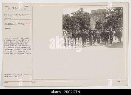 ÉTATS-UNIS Les militaires explorent ce qui est considéré comme la plus ancienne structure debout des premiers temps romains, datant du 3e siècle. Érigés par Lucius Pompeius Camparus pour honorer sa famille, les noms ont été inscrits sur la structure. La photo a été prise le 27 août 1918 à Aix-les-bains, France. Il a été publié par le censeur de l'A.E.F. et le photographe était P. A. Rugg. Banque D'Images