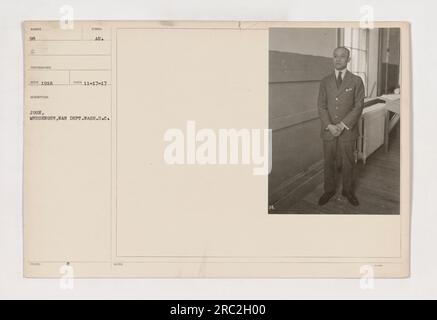 Description : Jose, un messager du département de la Guerre à Washington D.C., est capturé dans cette photographie prise le 17 novembre 1917. Image numéro 98 d'une série documentant les activités militaires américaines pendant la première Guerre mondiale. Banque D'Images