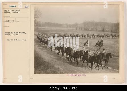 La photographie montre un traîneau de summer fait maison utilisé par la troupe Black Horse de Culver Military Academy à Culver, Indiana. L'image a été prise le 8 juillet 1918 et était destinée à un usage officiel seulement. Banque D'Images