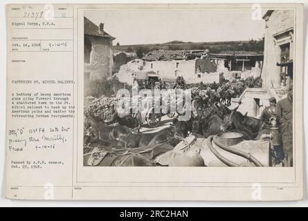 Une batterie de canons américains se déplaçant à travers une ville détruite dans le St. Mihiel saillant pendant la première Guerre mondiale. Les canons avançaient pour soutenir les gains américains et attaquer les arrière-gardes allemandes en retraite. Cette photographie a été prise le 14 octobre 1918, dans le cadre des activités militaires américaines dans la région. Banque D'Images