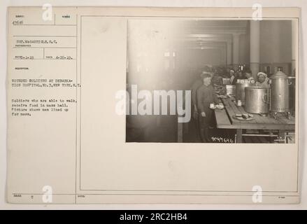 Légende : des soldats blessés ont fait la queue pour recevoir de la nourriture à l'hôpital de débarquement n ° 3 à New York, NY pendant la première Guerre mondiale Les soldats qui pouvaient marcher recevaient des repas dans le mess. Cette photographie a été prise le 26 avril 1919 par le photographe SOT. MeGarrigle. Banque D'Images