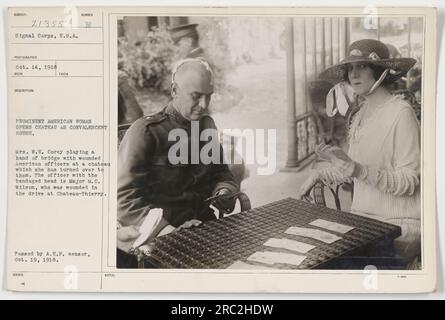 Éminente femme américaine, Mme W.E. Corey, est vue jouant au pont avec des officiers américains blessés dans un château qu'elle a converti en maison de convalescence. Major M.C. Wilson, à la tête bandée, était parmi les officiers présents et a été blessé lors de la promenade Château-Thierry. La photographie a été prise le 14 octobre 1918 et approuvée par le censeur de l'A.E.F. le 19 octobre 1918. Banque D'Images