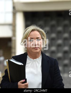 Londres, Royaume-Uni. 12 juillet 2023. Michelle 0'Neill ancienne vice-première ministre d'Irlande du Nord entre 2020-2022 et ancienne ministre de la Santé 2016-17 arrive pour témoigner. L'enquête britannique sur la Covid-19 est une enquête publique indépendante sur la réponse du Royaume-Uni à la pandémie de COVID-19 et sur l'impact de cette pandémie, et sur les leçons à tirer pour l'avenir, qui se tient à Dorland House dans l'ouest de Londres. Crédit : MARTIN DALTON/Alamy Live News Banque D'Images