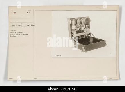 Image représentant un récepteur radiotéléphonique SCR 59, connu sous le nom d'appareil radio utilisé pendant la première Guerre mondiale Photographie prise le 7 mars 1918. Cette image fait partie de la collection de photographies de American Military Activities, avec le numéro d'identification 111-SC-4450. Un opérateur radio est visible en arrière-plan. Banque D'Images