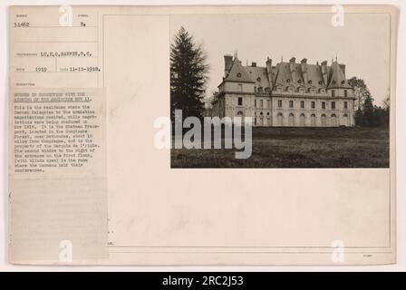 Les délégués allemands aux négociations d'armistice résidèrent au château Franoport lors de la signature de l'armistice le 11 novembre 1918. Le château, situé dans la forêt de Compiègne près de Rethondes, était à environ 10 miles de Compiègne. La salle où les Allemands ont tenu leurs conférences est visible sur l'image, indiquée par la deuxième fenêtre à droite de l'entrée au premier étage, avec les stores ouverts. Banque D'Images