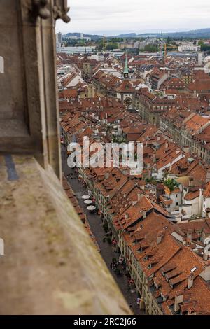 Vue depuis Berner Münster sur la vieille ville de Berne en été Banque D'Images