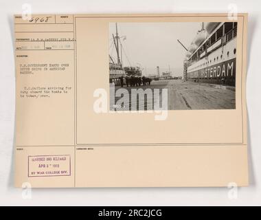 Marins américains arrivant pour prendre le contrôle des navires néerlandais dans les eaux américaines. Cette photographie a été prise par le photographe L.E.M. deBerri le 28 mars 1918. Aux États-Unis Le gouvernement a officiellement pris le contrôle des navires néerlandais. L'image a été censurée et publiée par le War College Division Laboratory le 3 avril 1918. Banque D'Images