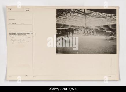 L'image montre une salle de rassemblement (numéro 574) dans une chaîne de production d'avions militaires pendant la première Guerre mondiale La photographie, prise en 1919 par le photographe Ateo, capture des instructeurs d'avion impliqués dans le travail cartographique et topographique. Le tableau souligne l'importance d'une formation rigoureuse du personnel de l'aviation pendant la guerre. Banque D'Images