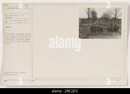 Le sergent Charles Mace du signal corps est vu sur cette photographie prise le 3 novembre 1918. L'image montre des soldats de la 306e artillerie de campagne sortant d'un bar et passant autour d'un pont miné, qui est en cours de réparation par le 305e génie. L'emplacement est à l'ouest de Bar, Ardennes, France. La photographie a été approuvée par le censeur de l'A.E.F. mais aucune date précise n'est fournie. Numéro de l'image : 32021. Banque D'Images