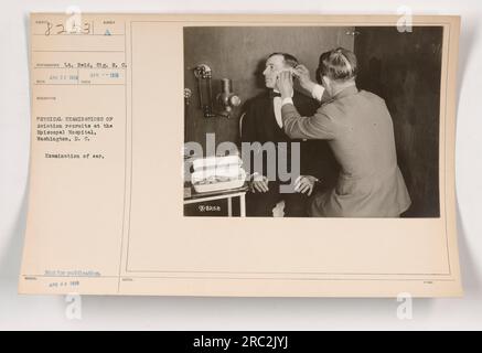 Les recrues de l'aviation subissent des examens physiques à l'hôpital épiscopal de Washington, D.C. Cette image particulière montre une recrue dont l'oreille est examinée. La photographie a été prise par le lieutenant Reid du signal Reserve corps le 23 avril 1918. Veuillez noter que cette image n'est pas destinée à la publication. Banque D'Images